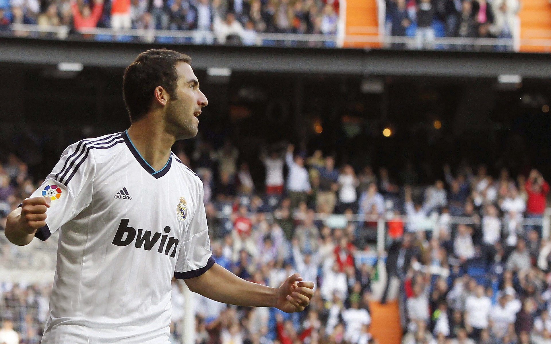 中国足球国家队强调体能与速度平衡发展，中国足球运动员的体能标准